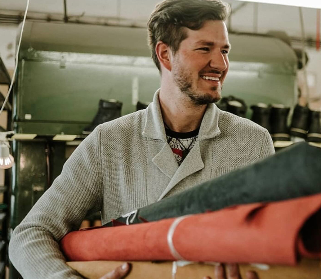 すべて人の手で